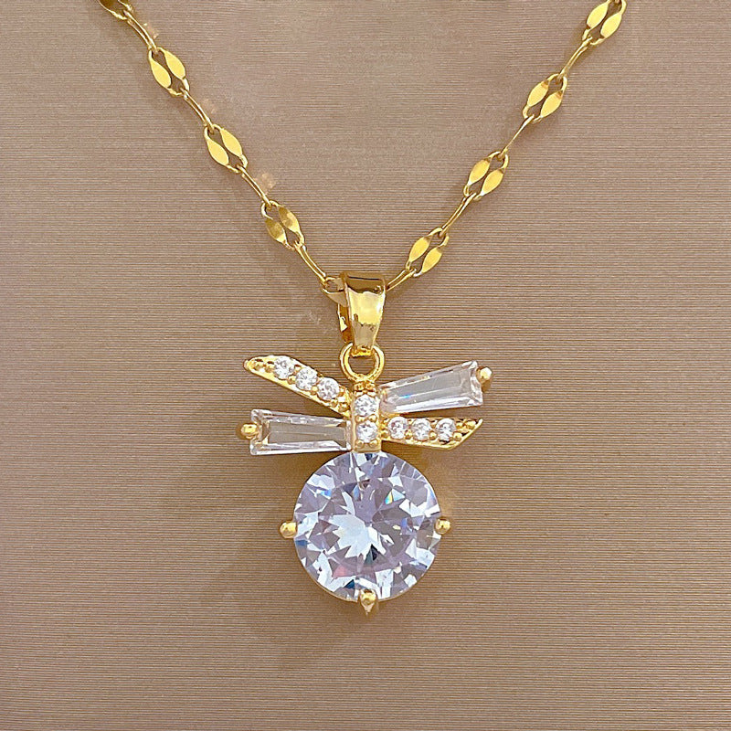 Set di Collana e Orecchini con Ciondolo a Farfalla in Acciaio al Titanio di Lusso con Dettaglio Micro-Pavé, per Eventi Formali Femminili