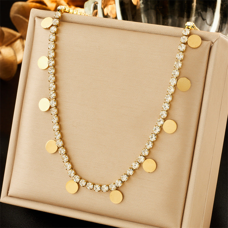 Collar con colgante minimalista de acero inoxidable con forma de corazón, incrustaciones de pedrería y cadena de cuentas de colores