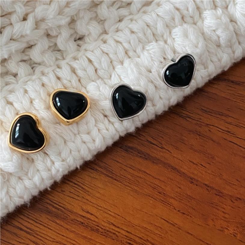 Pendientes Minimalistas de Ónix Negro en Forma de Corazón con Postes de Plata de Ley 925 y Nácar Incrustado