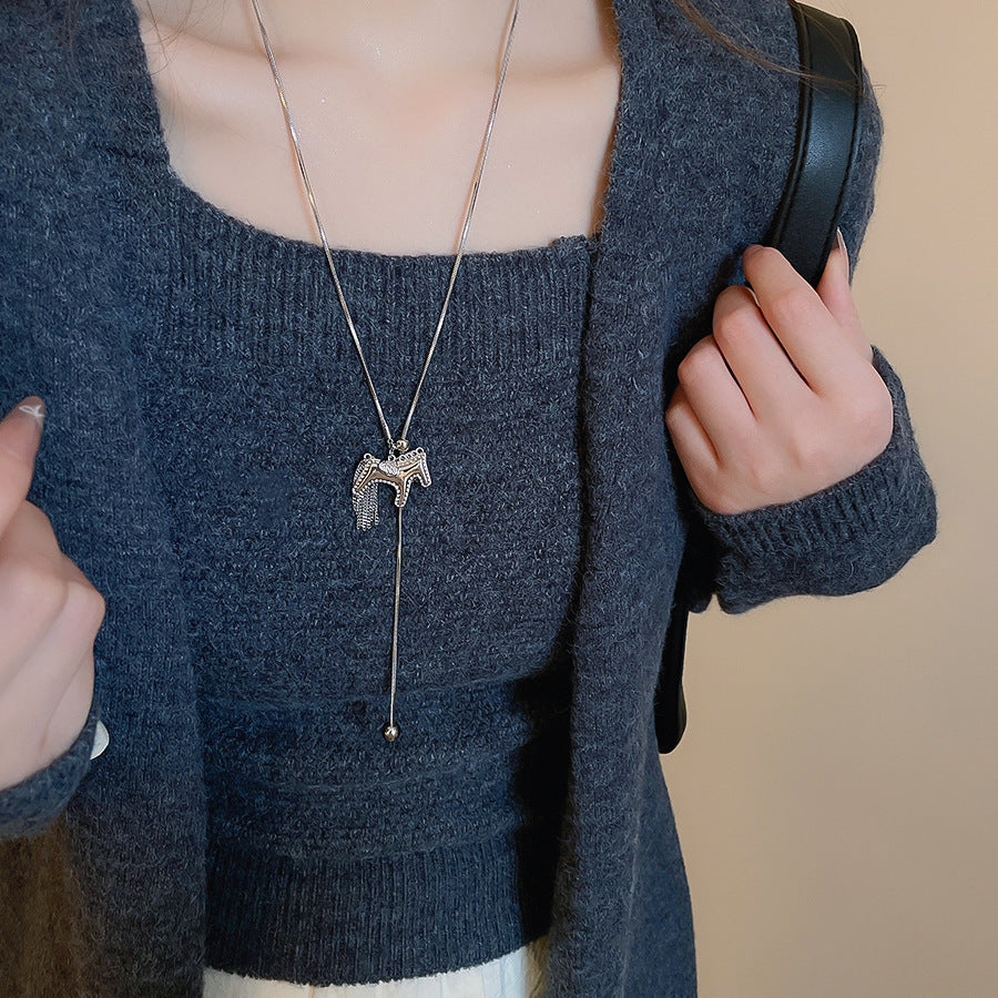 Collana con Pendente Geometrico Minimalista da Donna in Lega con Finitura Elettroplaccata — Catena Leggera per Maglione, Accessorio di Lusso Versatile