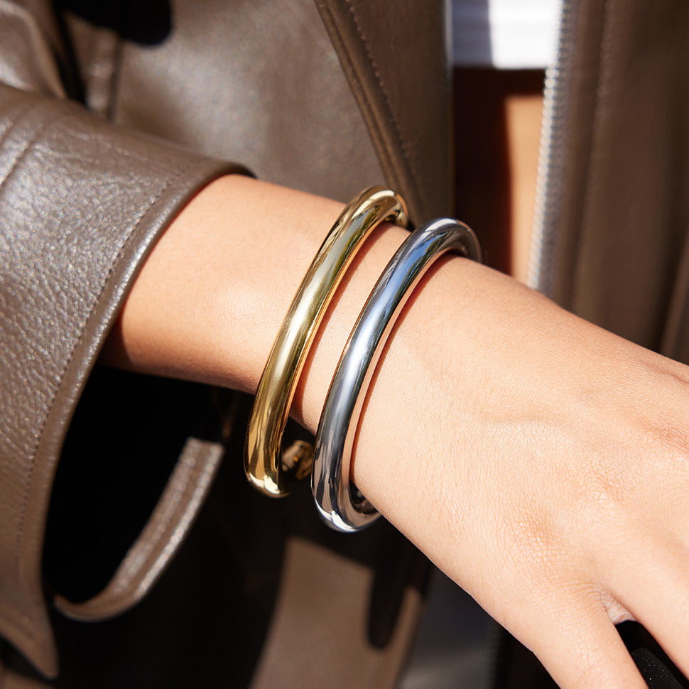 Pulsera minimalista geométrica de acero inoxidable para mujer con baño de oro y diseño de brazalete abierto