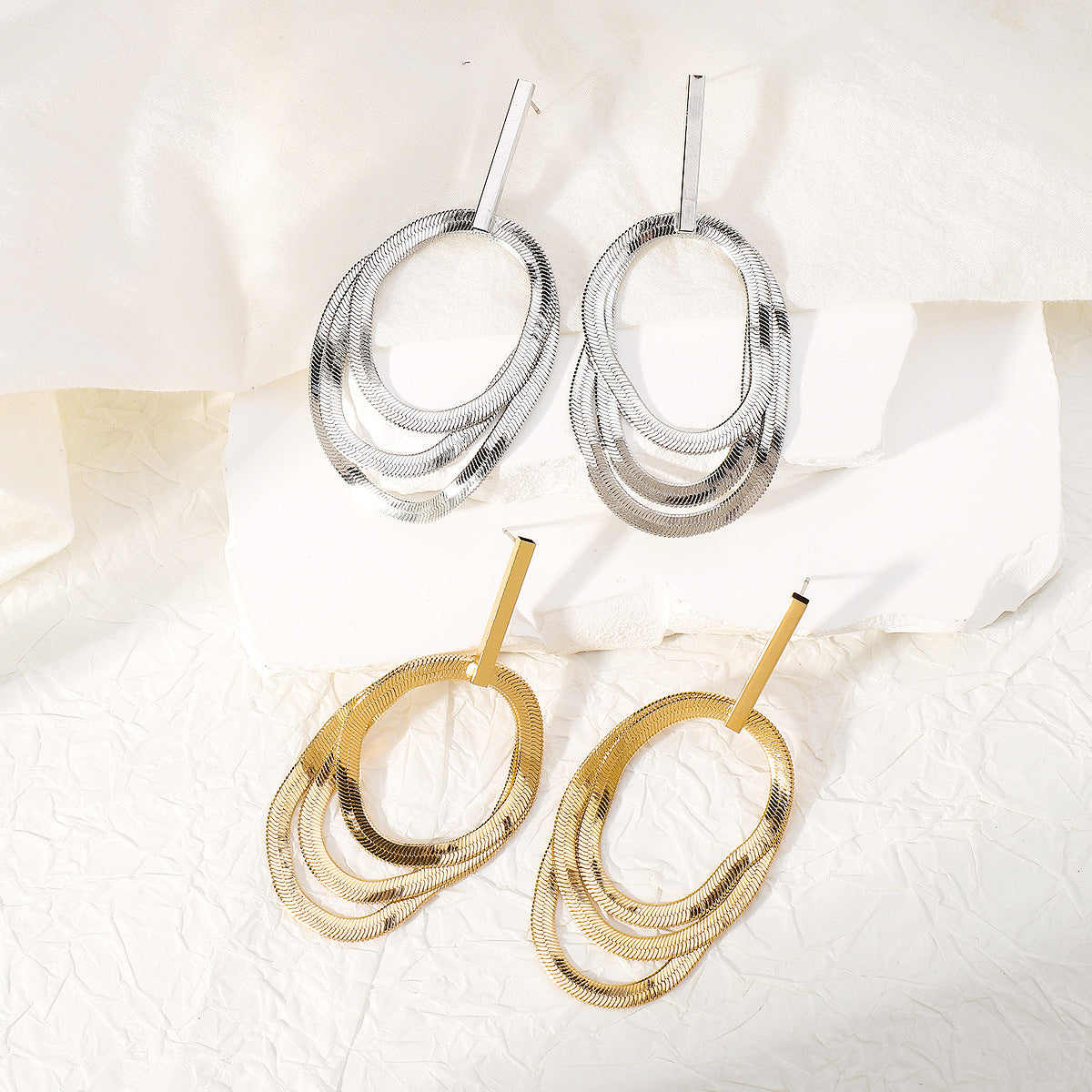 Pendientes de aro de metal geométricos calados de estilo vintage con acabado galvanizado para mujer