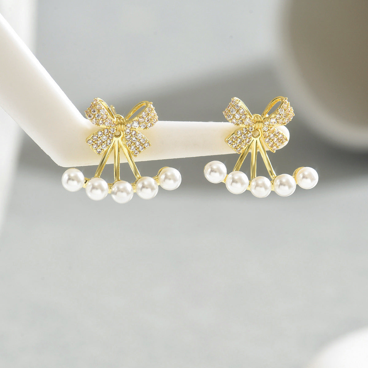 Aretes Minimalistas Dulces para Mujer con Forma de Lazo y Diseño Geométrico, Base de Cobre con Incrustaciones de Circonia y Acentos de Perlas