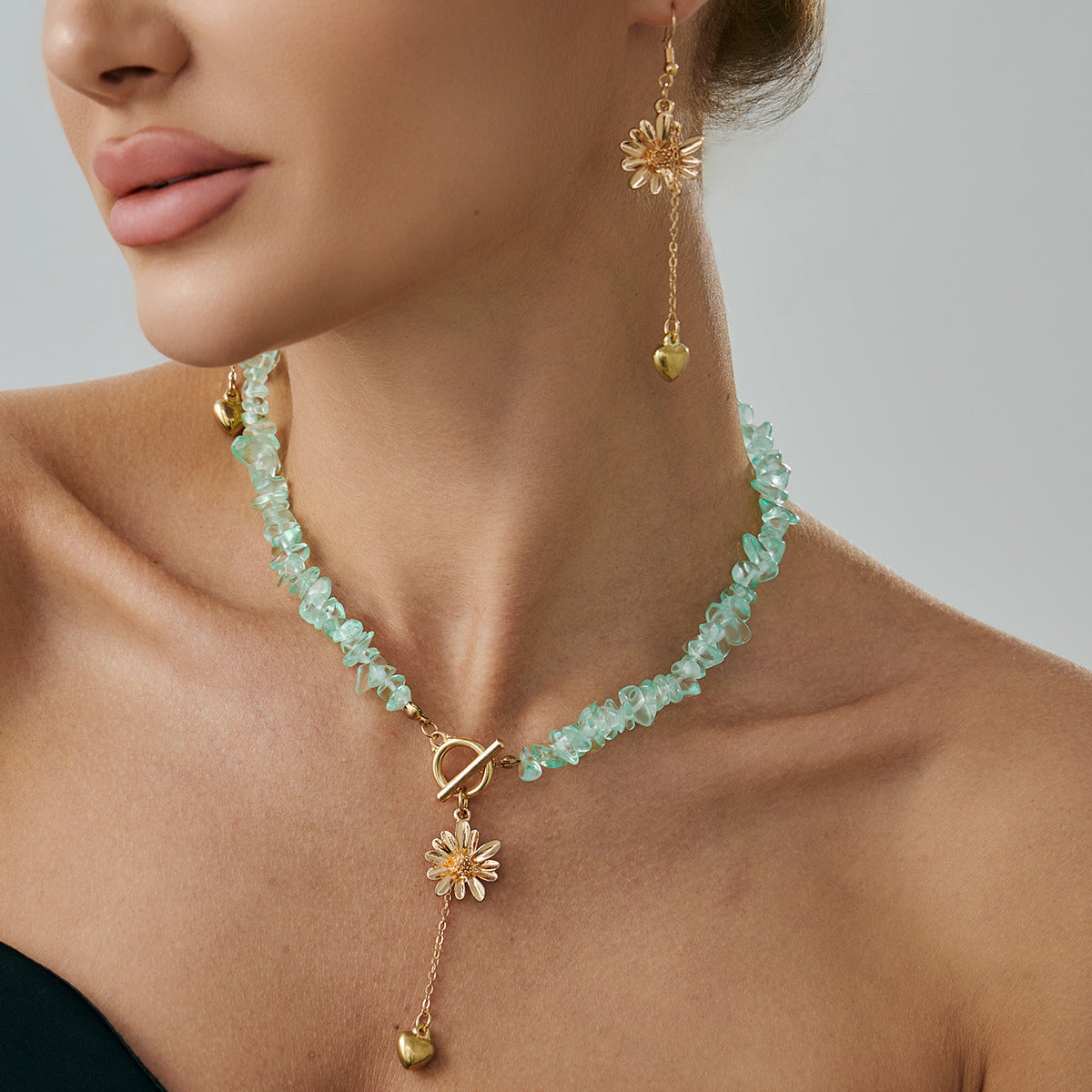 Set di collane con ciondolo a margherita bohémien e cuore con accenti turchesi su una delicata catena per clavicola