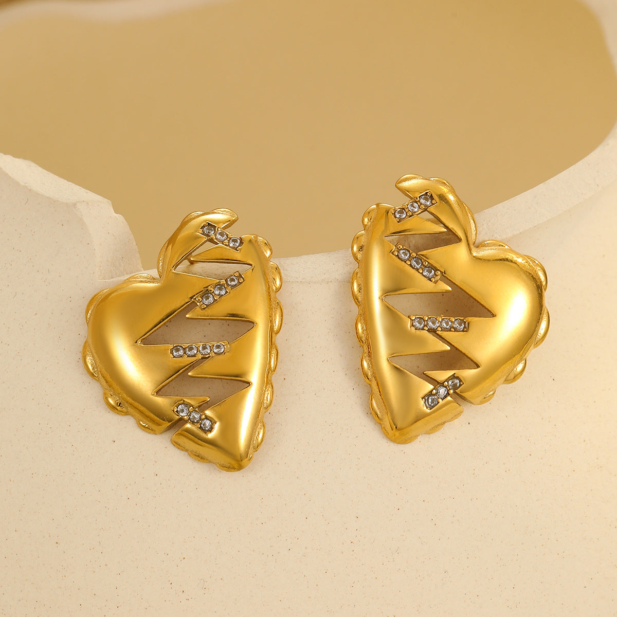 Collar Minimalista de Acero Inoxidable con Corazón, Baño de Oro de 18K e Incrustaciones de Pedrería para Mujer