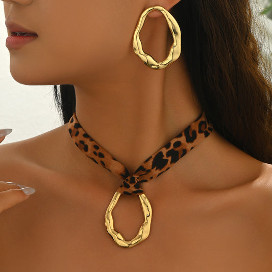 Conjunto de collar y pendientes con colgante de estampado de leopardo geométrico de aleación de zinc con acabado galvanizado para mujer