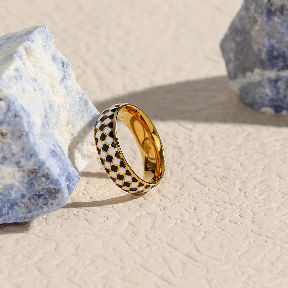 Anello alla moda minimalista geometrico in acciaio inossidabile con placcatura in oro 18K e dettaglio in smalto bianco e nero per donna