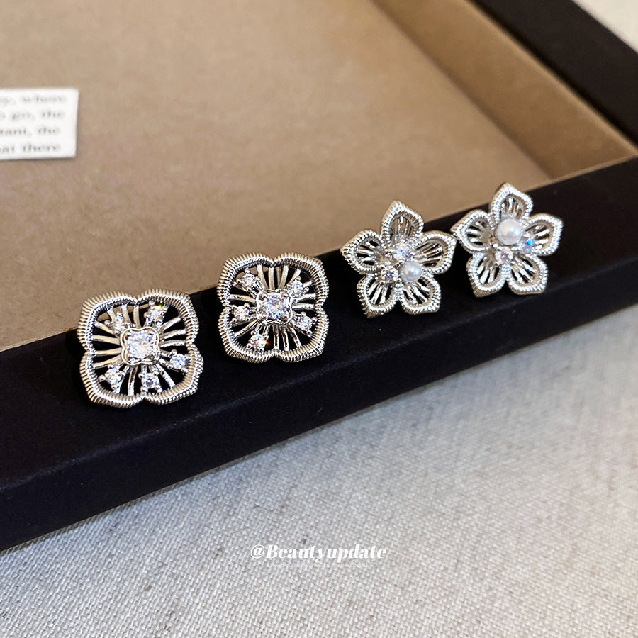 Pendientes florales minimalistas con incrustaciones de circonita en postes de acero inoxidable, elegante diseño de flor hueca adornada con perlas para mujer