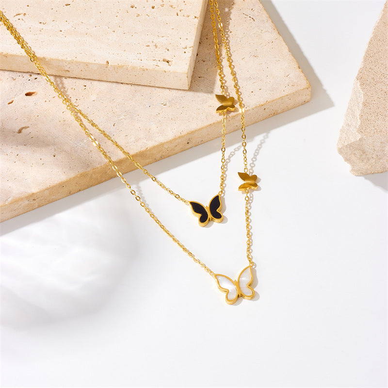 Collar minimalista con forma de mariposa de acero titanio chapado en oro con cadena de doble capa para mujer