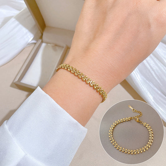Pulsera Minimalista de Acero de Titanio con Cadena de Espiga para Mujer con Baño de Oro y Diseño de Textura Ondulada