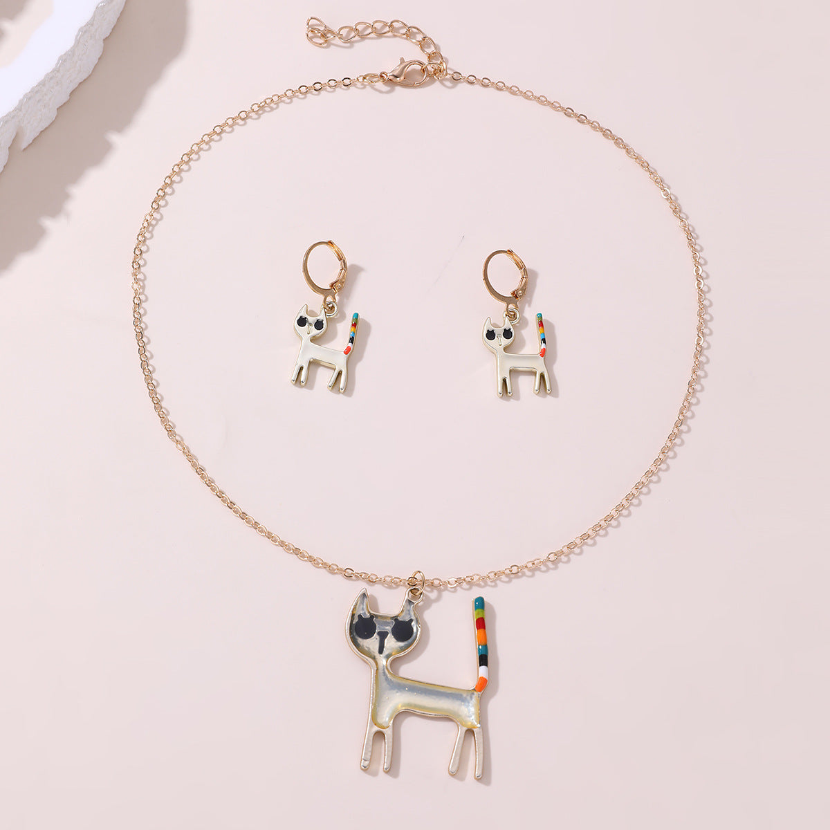 Bonito collar de clavícula con colgante en forma de fruta para niñas con diseño de lazo, material de resina, acabado esmaltado y cadena de cuentas redondas.