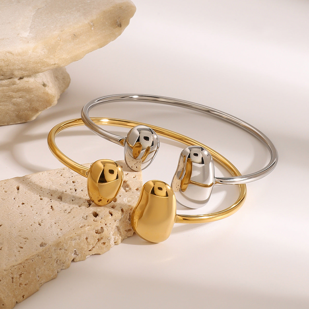 Elegante bracciale da donna in acciaio inossidabile placcato oro 18 carati a forma di goccia