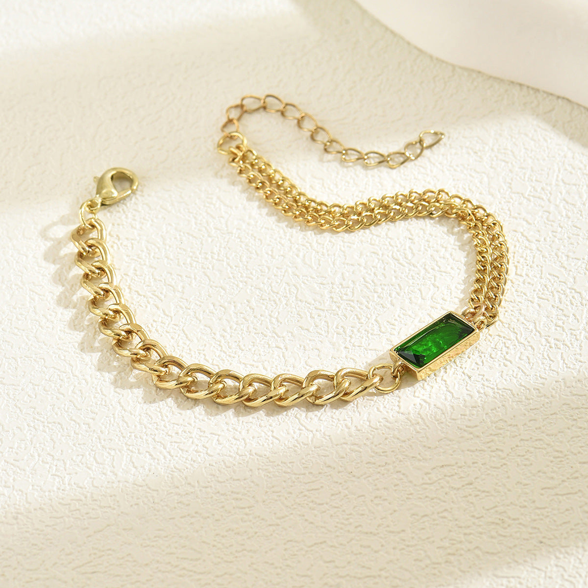 Minimalist Geometric Green Emerald-Inlaid Zinc Alloy Bracelet for Women with Luxe Finish and Versatile Styling