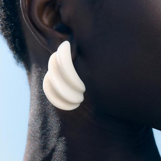 Pendientes minimalistas de aleación y resina con formas geométricas irregulares y acabado chapado para mujer, joyería de verano inspirada en la playa y las conchas marinas
