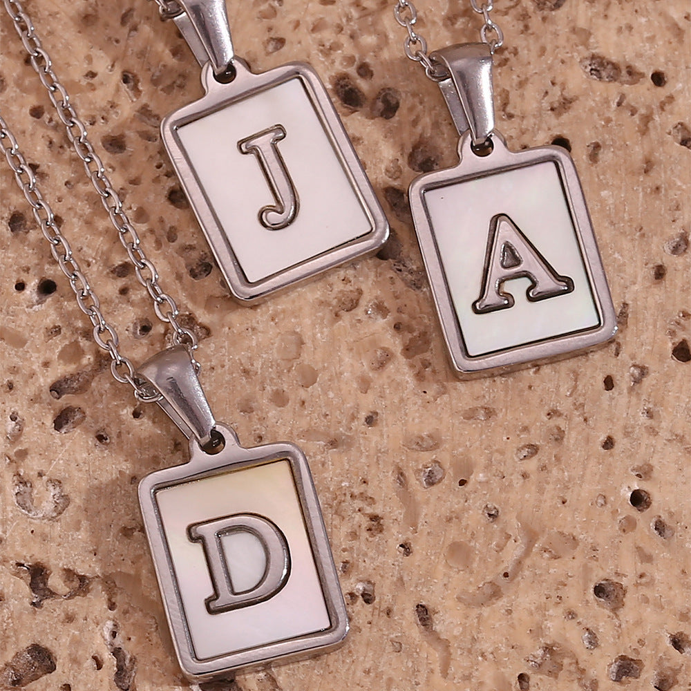 Collana con Ciondolo a Lettera Minimalista in Acciaio al Titanio per Donna con Finitura Galvanizzata e Intarsio in Madreperla Bianca Naturale