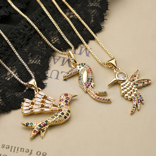 Collar con Colgante de Pájaro Carpintero Minimalista para Mujer en Cobre con Baño de Oro de 18K e Incrustaciones de Circones