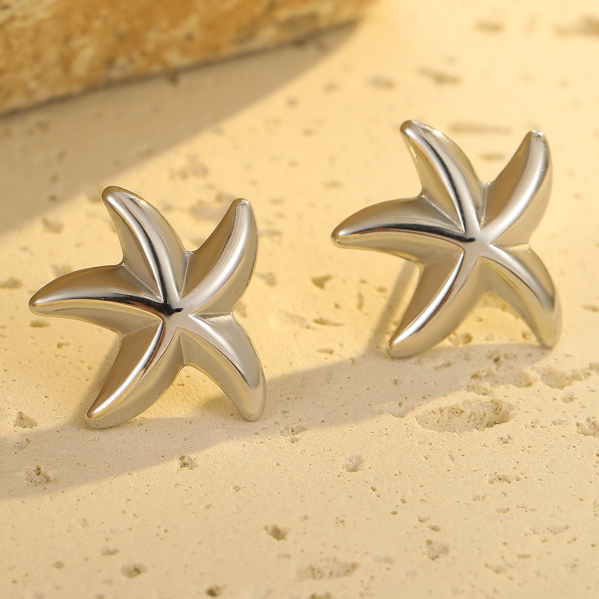 Orecchini Minimalisti a Stella in Acciaio Inossidabile Placcato Oro 18K Design Ispirato all'Oceano per Donna