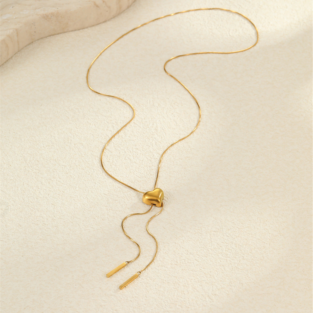 Collana Minimalista in Acciaio al Titanio con Cuore e Catena Y Regolabile, Ciondolo in Acciaio Inox Placcato Oro 18K e Dettaglio Nappa