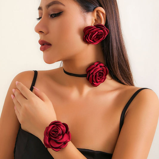 Collana girocollo vintage floreale francese da donna con fiori di rosa e camelia in tessuto su fascia di velluto e raso