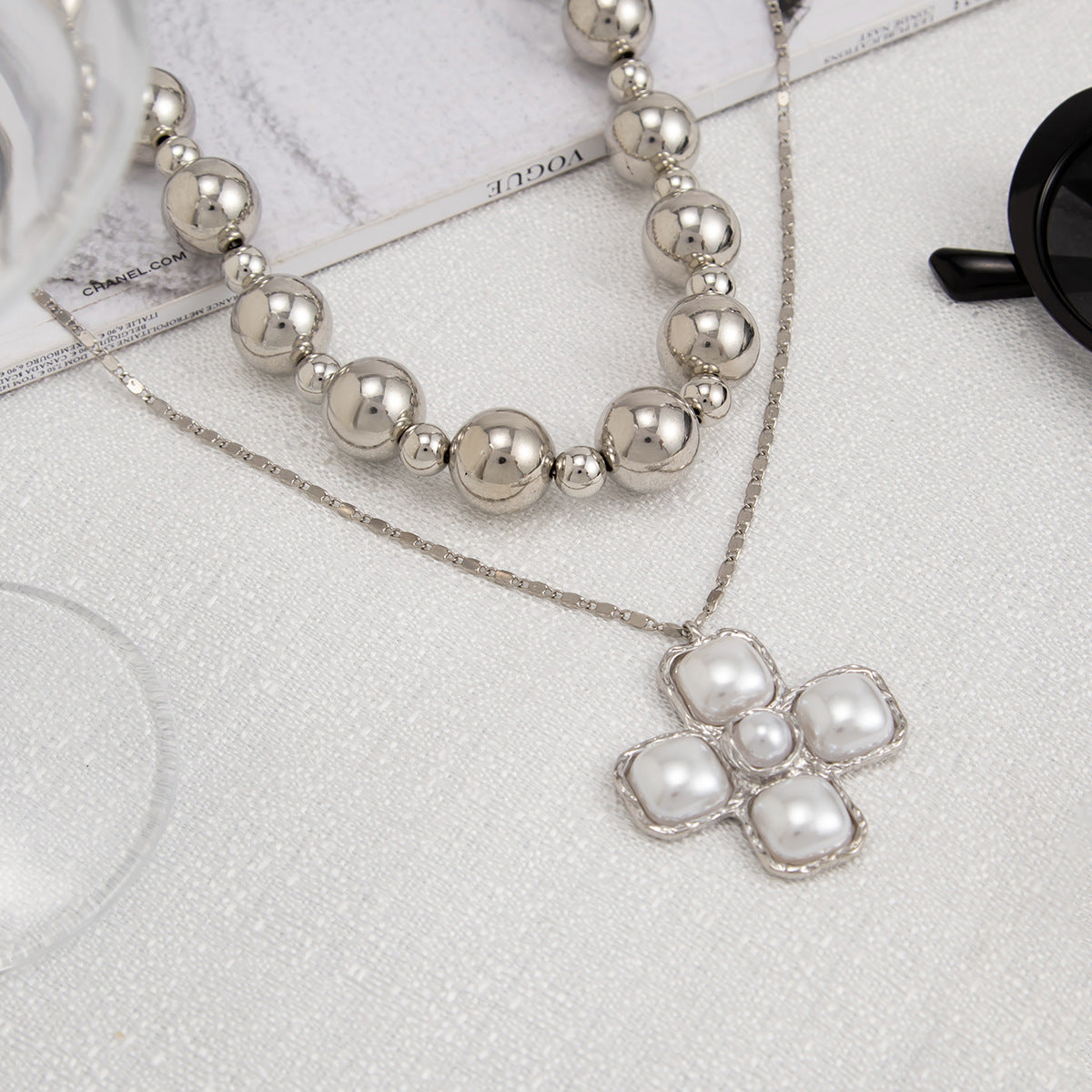 Collar de doble capa geométrico atrevido con colgante de cruz, cadena de aleación y acabado galvanizado para mujer
