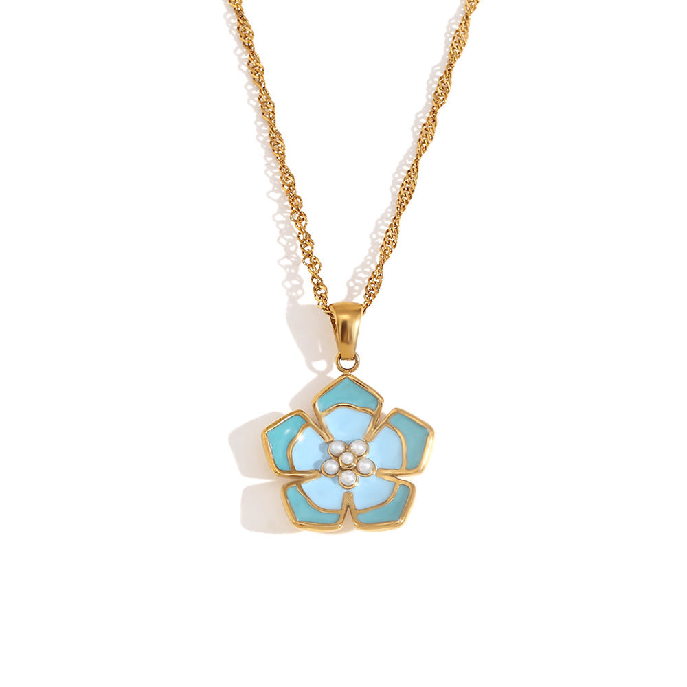 Collana da donna alla moda con ciondolo floreale e geometrico in acciaio inossidabile con placcatura in oro 18 carati e dettagli di petali smaltati