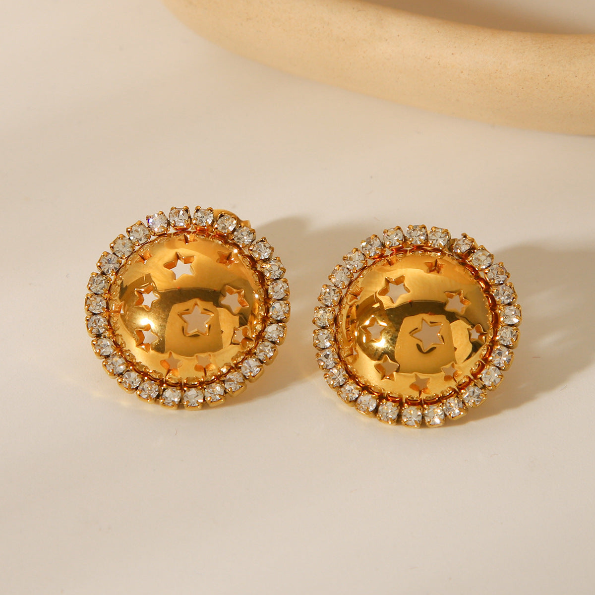 Pendientes minimalistas de acero inoxidable chapado en oro de 18 quilates con diseño geométrico de estrella hueca y diamantes de imitación para mujer