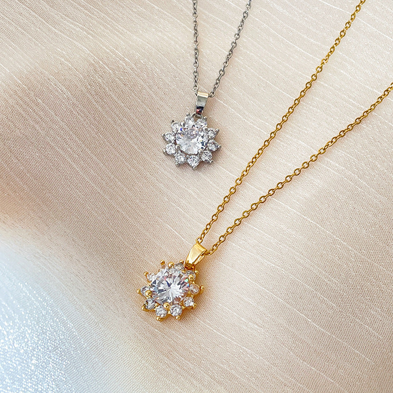 Collana Minimalista Girasole Floreale per Donna in Acciaio al Titanio con Intarsio di Strass e Finitura Placcata Oro 18K