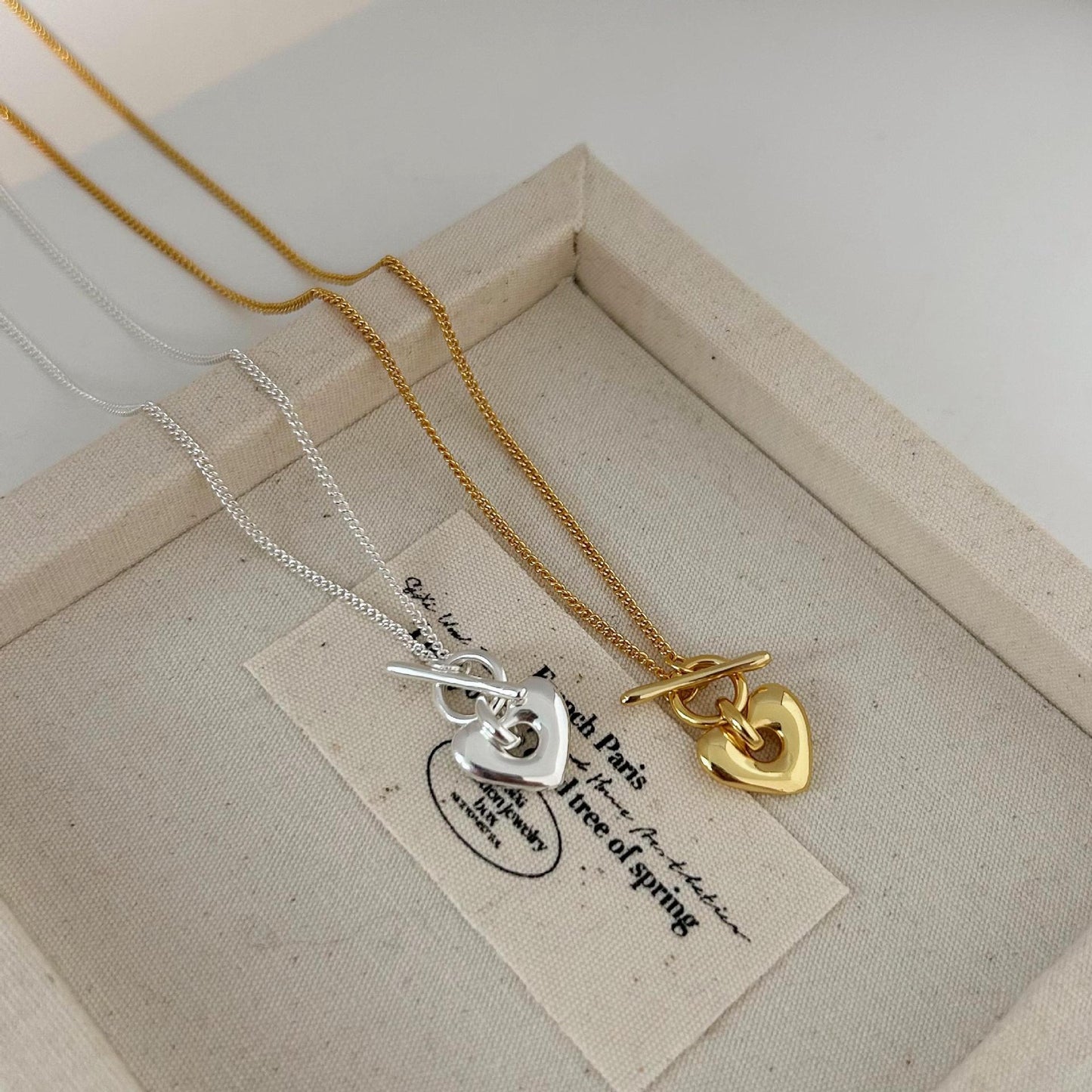 Collana minimalista con chiusura a T in argento sterling 925 a forma di cuore, finitura lucida e catena a maglia incrociata delicata