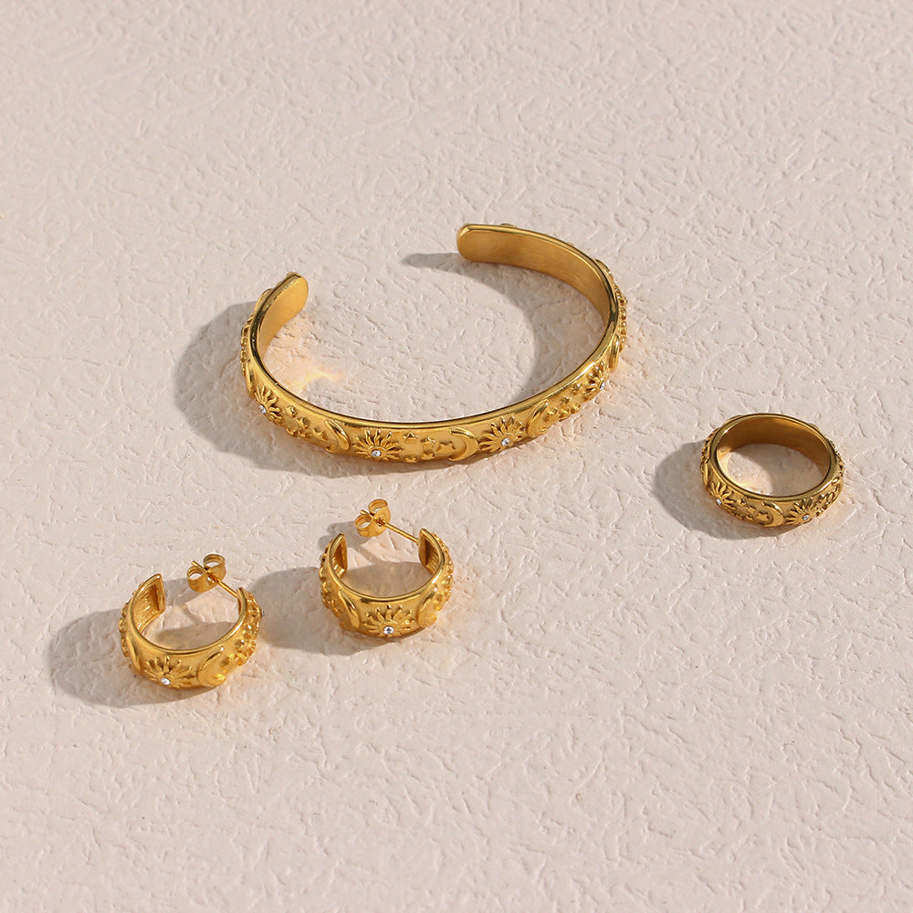 Bracciale Minimalista Ispirato al Retrò con Stella, Luna e Sole in Acciaio Inossidabile Placcato Oro 18K