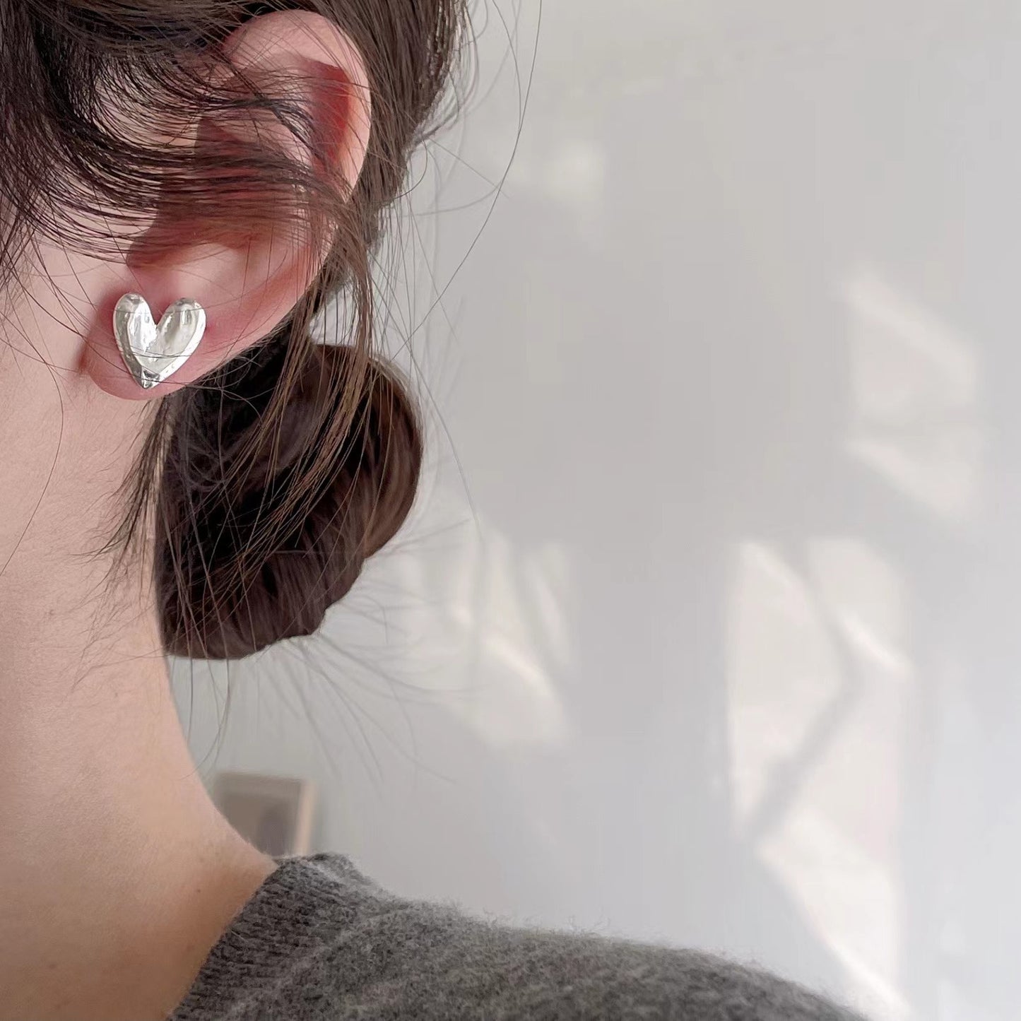 Orecchini a perno minimalisti a forma di cuore in argento sterling 925 con pavé di microzirconi