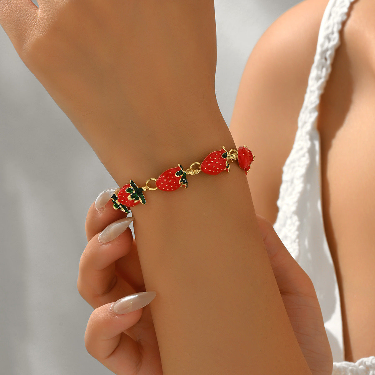 Pulsera geométrica fresca con forma de fresa para mujer hecha de aleación de zinc con acabado esmaltado, joyería de moda y versátil para el día a día