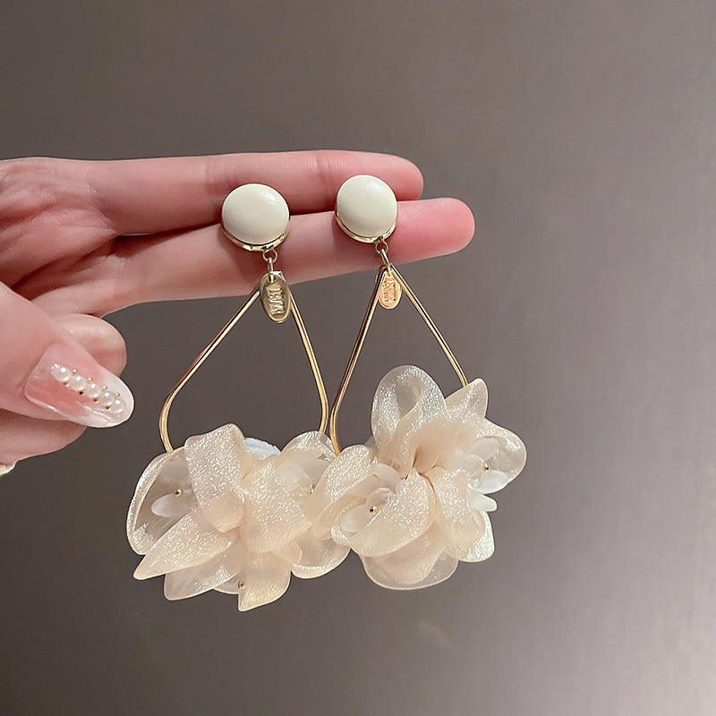 Orecchini a perno con perle e fiori delicati da donna, con perni in argento sterling 925 — Gioielli per l'orecchio freschi e dolci per primavera estate