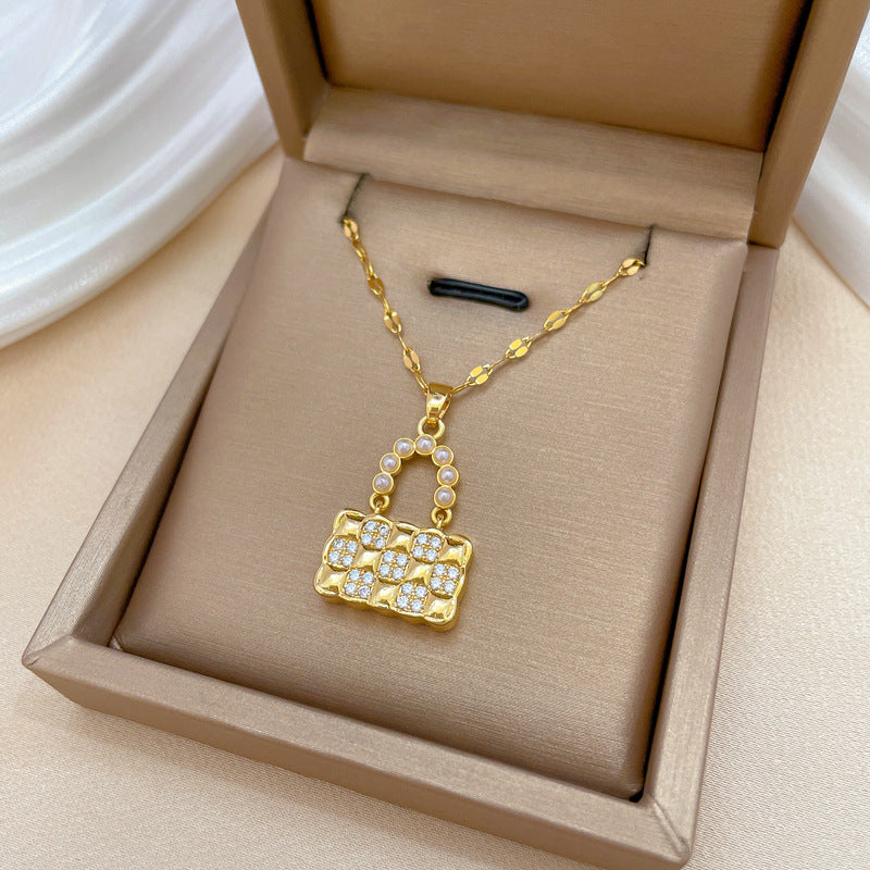 Collar con colgante de bolso minimalista geométrico con perlas para mujer, con cadena de acero de titanio y detalles de diamantes de imitación