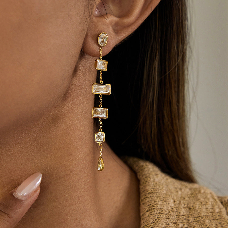 Orecchini di lusso con nappe dalla forma geometrica con accenti in acciaio al titanio e strass, borchie in acciaio inossidabile galvanizzato per donna