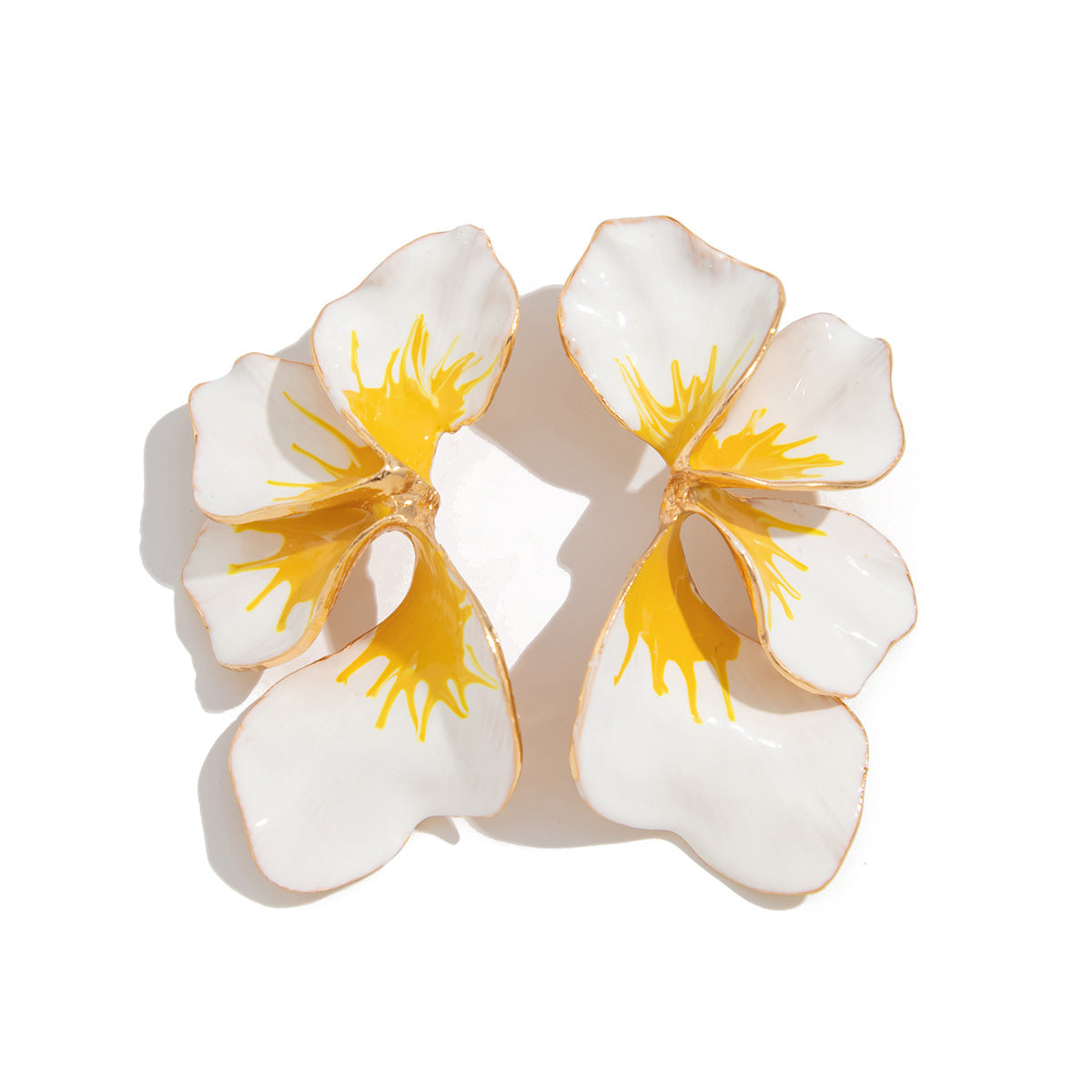 Orecchini a perno da donna con petali irregolari in smalto floreale rustico e perni in acciaio inossidabile