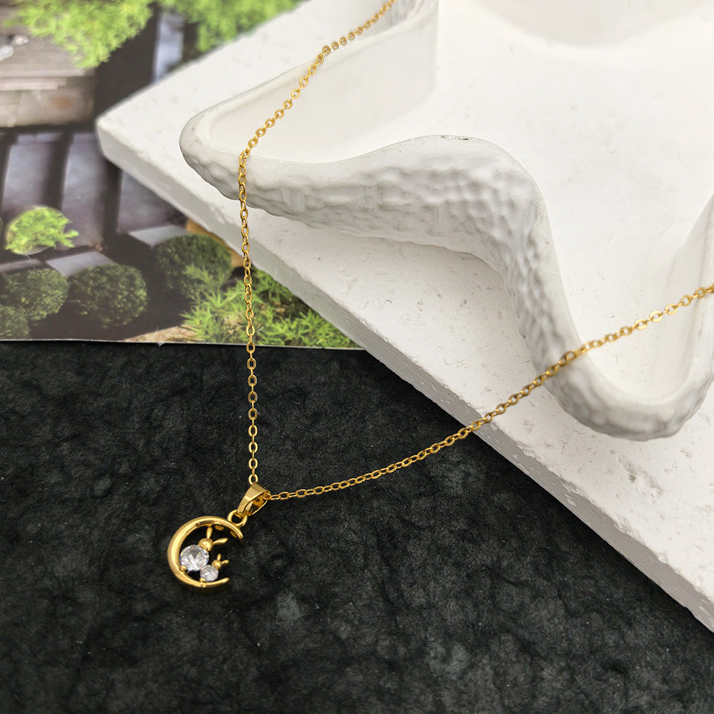 Collana pendente floreale a cinque petali minimalista in acciaio al titanio con intarsio di strass e ciondolo in rame placcato oro su catena a maglie ovali