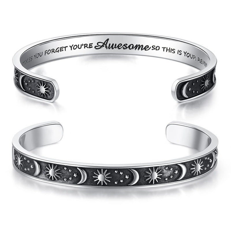 Pulsera Minimalista de Acero Inoxidable Grabada con Láser, con Diseño C, Motivo de Sol, Luna y Estrellas y Texto Inspirador en Inglés