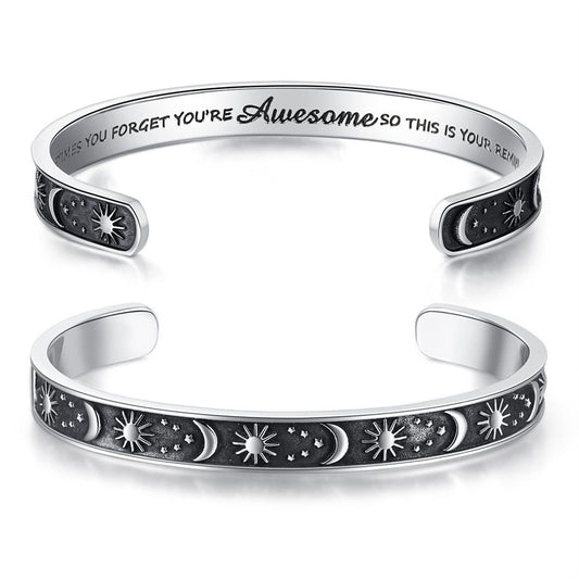 Bracciale a C in Acciaio Inossidabile Minimalista con Incisione Laser, Motivo Sole, Luna e Stelle e Testo Motivazionale in Inglese
