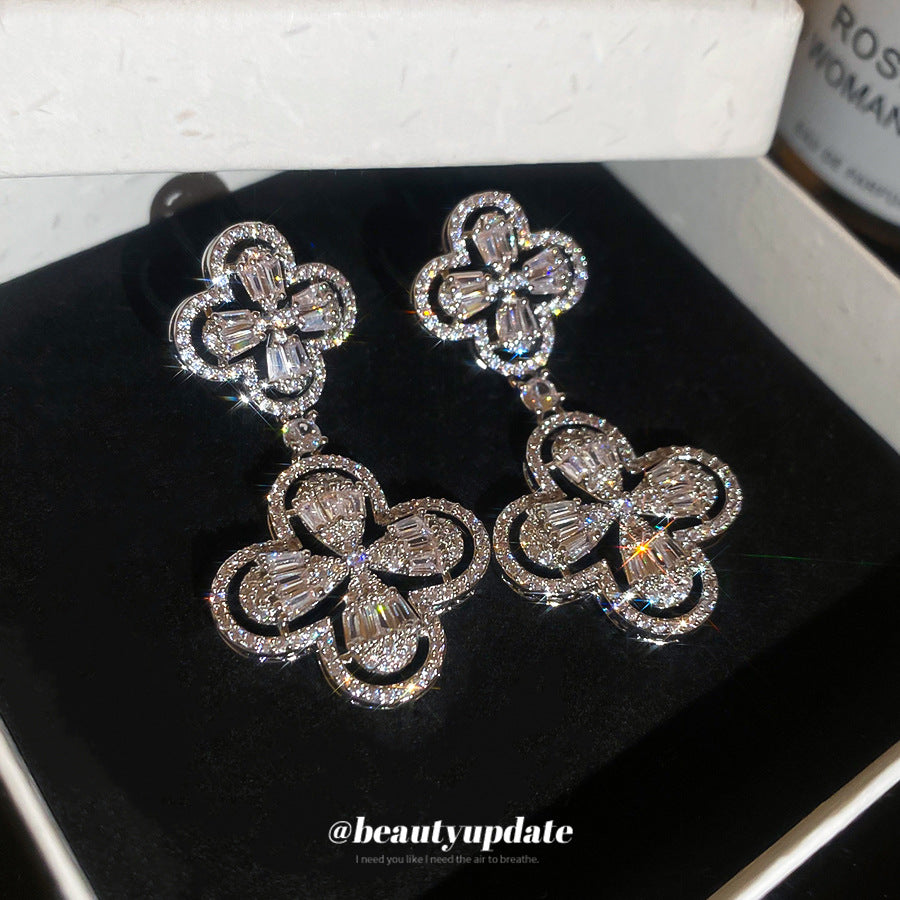 Elegantes Pendientes Minimalistas Florales con Incrustaciones de Zirconia en Base de Cobre y Postes de Acero Inoxidable para Mujer