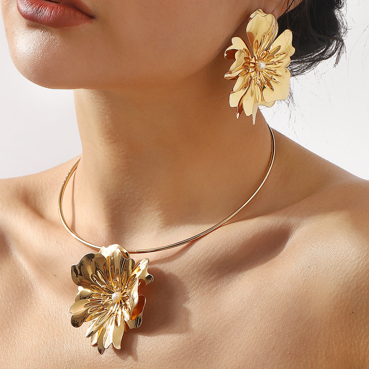 Collana Vintage Floreale con Pendente in Lega e Perle su Delicata Catenina a Medaglione