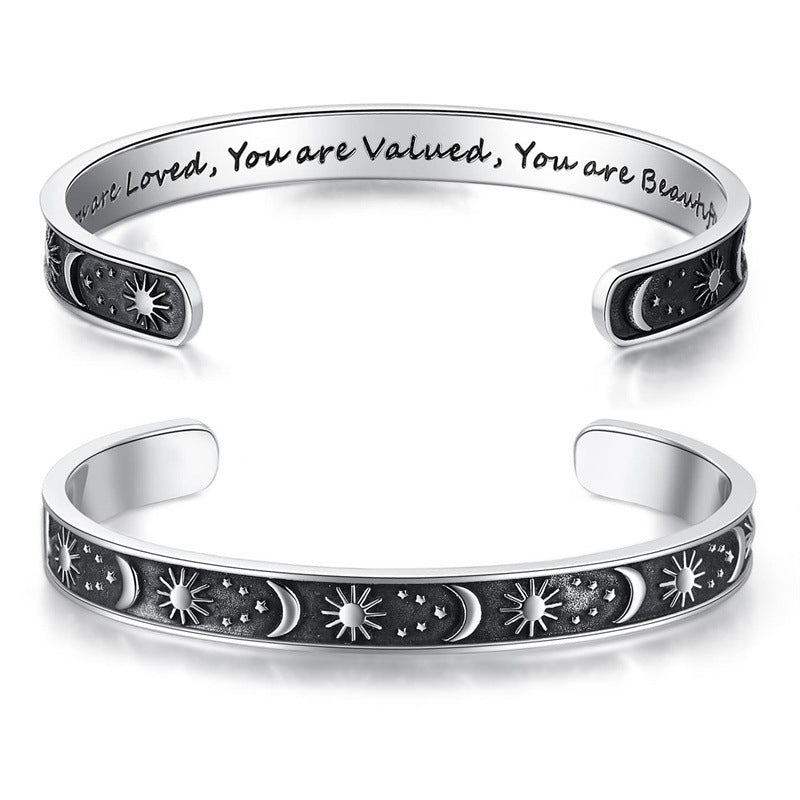 Pulsera Minimalista de Acero Inoxidable Grabada con Láser, con Diseño C, Motivo de Sol, Luna y Estrellas y Texto Inspirador en Inglés