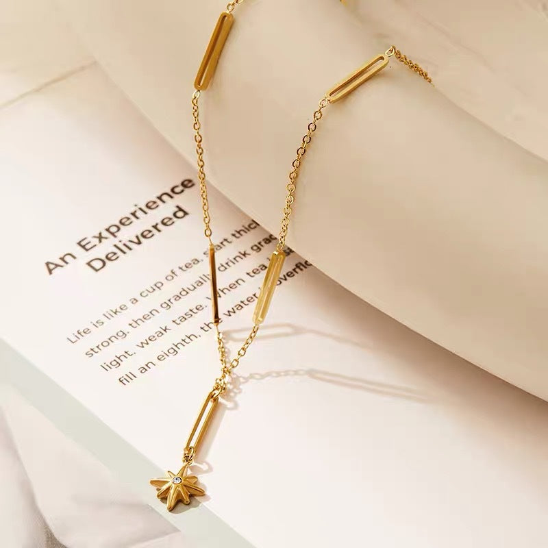 Collana con Pendente a Stella a Otto Punte Geometrica da Donna in Acciaio al Titanio Placcato Oro con Frange Lunghe