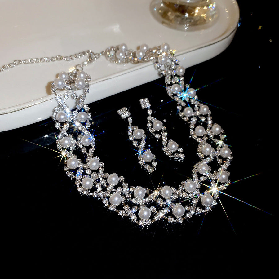 Parure di collana e orecchini pendenti eleganti con perle floreali e intarsi di strass in rame da donna