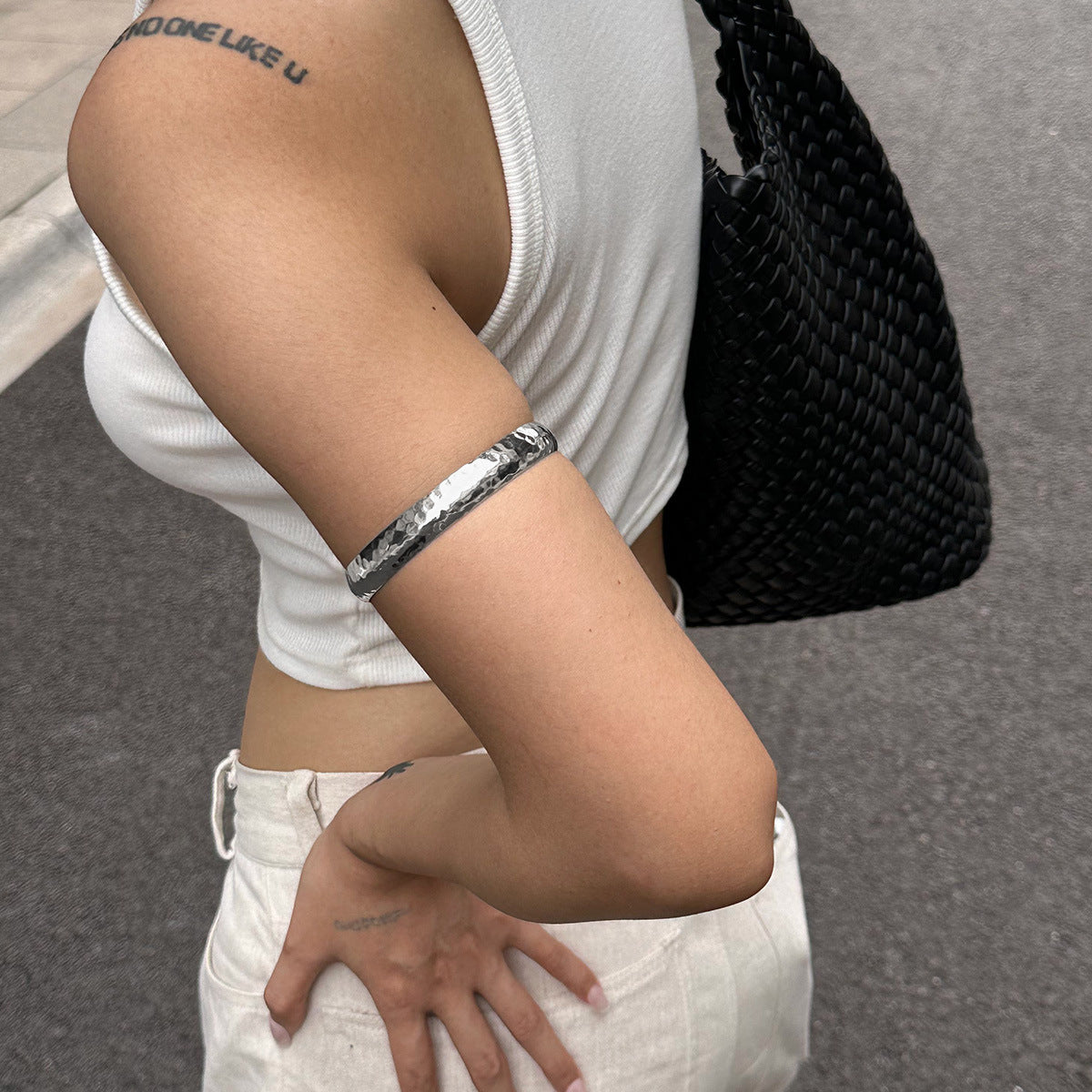 Bracciale Minimalista Geometrico Rotondo in Lega con Superficie Lucida e Texture a Ghiaccio Martellato
