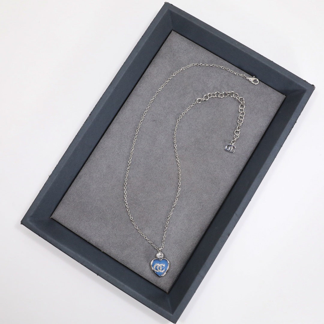 Elegante set collana con anello in cristallo di strass con lettera a cuore in ottone placcato oro da donna