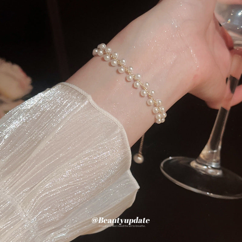 Elegante pulsera trenzada francesa de doble hilera con perlas de imitación para mujer, con detalles geométricos y acabado artesanal