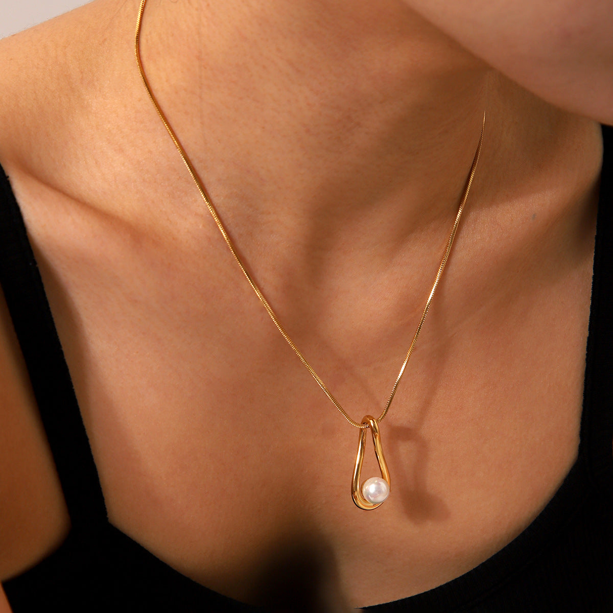 Collana da donna a pendente minimalista a goccia in acciaio inossidabile con intarsio di perle e finitura placcata su catena a serpente