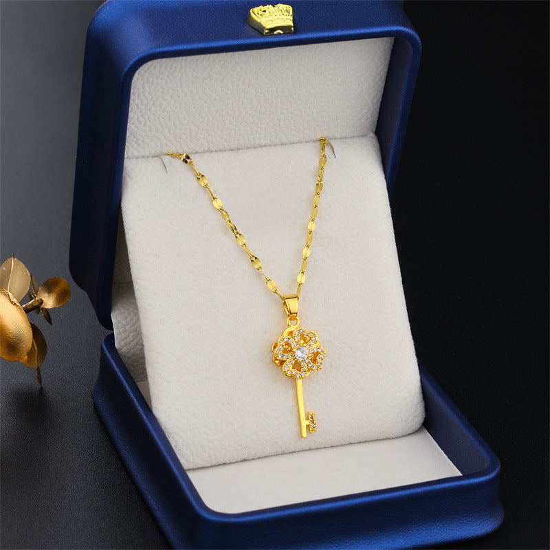 Collana pendente con chiave girevole da donna in acciaio al titanio con zirconi micropavé su catena ondulata