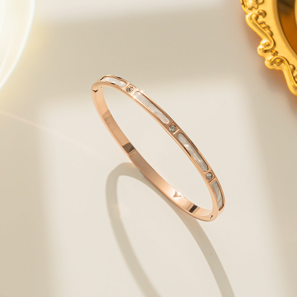 Bracciale minimalist in acciaio al titanio placcato oro rosa da donna con intarsio in conchiglia bianca e strass
