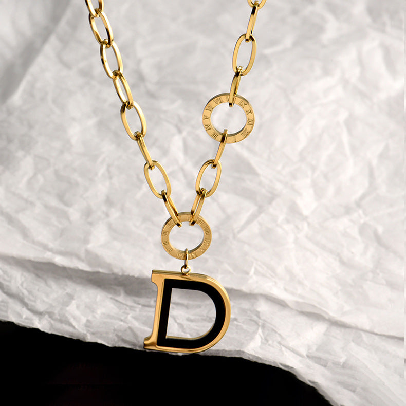 Collana con ciondolo a lettera geometrica in stile minimalista di lusso in acciaio al titanio placcato oro da donna